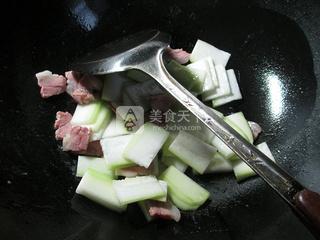 咸肉長(zhǎng)瓜煮粉絲 的做法步驟：3