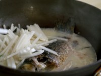 蘿卜絲鯽魚(yú)湯的做法步驟7