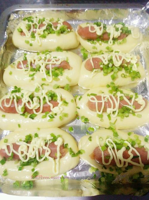 蔥香烤腸面包的做法