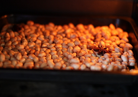 鹽焗五香花生的做法步驟4