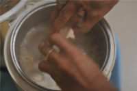 補(bǔ)血養(yǎng)顏的酒釀雞蛋的做法步驟3