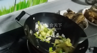 京津名吃、家鄉(xiāng)回憶--紅燜鯽魚的做法步驟：7