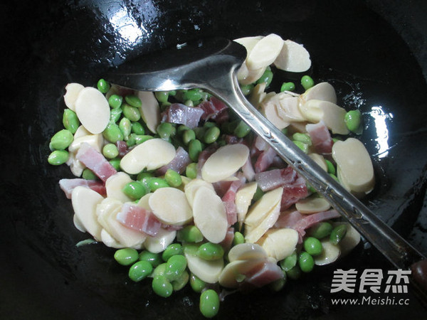 咸肉毛豆煮鞭筍的做法