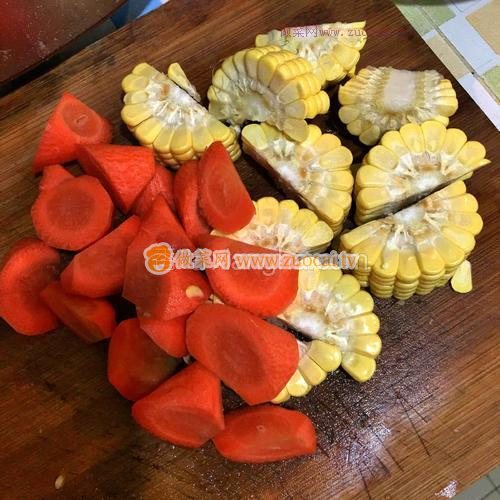胡蘿卜玉米排骨湯的做法