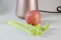 西芹蘋(píng)果汁的做法步驟1