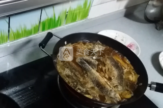京津名吃、家鄉(xiāng)回憶--紅燜鯽魚的做法步驟：8