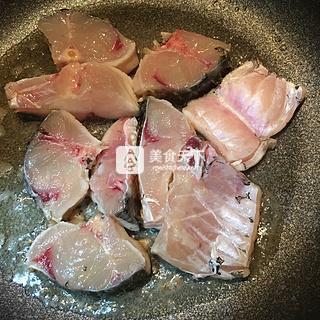 煎魚(yú)塊的做法步驟：3