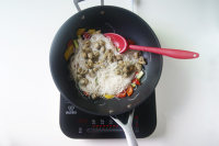 六招炒出足可舔盤(pán)的【彩椒扇貝丁炒米粉】的做法步驟9