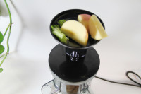 西芹蘋(píng)果汁的做法步驟3