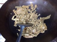 筍干燜鹵豬頭皮的做法步驟2