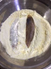 炸酥香小魚(yú)的做法步驟7