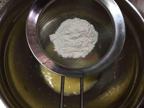 六寸戚風(fēng)蛋糕的做法