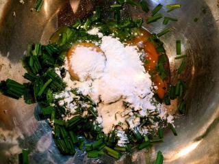 【從零學(xué)燒菜第一課】韭菜雞蛋餅的做法步驟：4