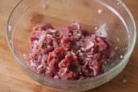 酸黃瓜無(wú)雙牛肉堡的做法步驟3