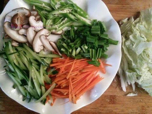 什錦雞蛋炒面的做法