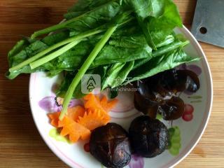 菠菜香菇雞湯米粉的做法步驟:12