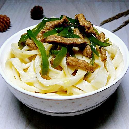 尖椒肉絲鹵手搟面的做法