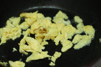 金槍魚(yú)營(yíng)養(yǎng)炒飯的做法步驟4