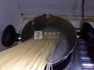 菠菜香菇雞湯米粉的做法步驟:1