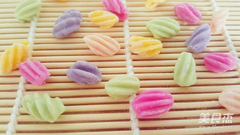 再挑剔的小孩也無法拒絕！彩色蔬果面的做法