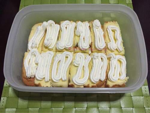 白葡萄果干淡奶油三文蛋糕便當(dāng)?shù)淖龇?/ data-DJUx=