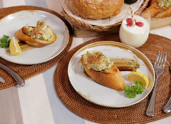 簡單的西餐鮮蝦酸奶色拉配煎面包怎么做？