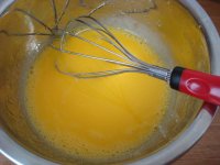 戚風(fēng)蛋糕的做法步驟1