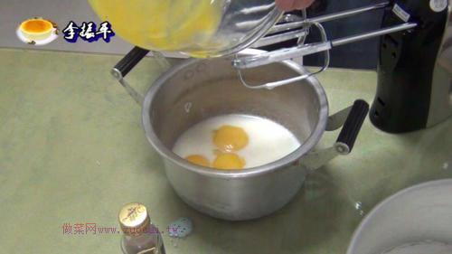 中空戚風(fēng)蛋糕8寸的做法