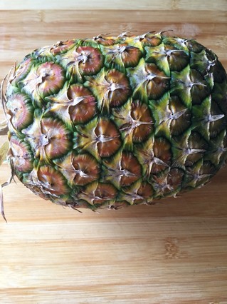 冰鎮(zhèn)鮮榨菠蘿汁