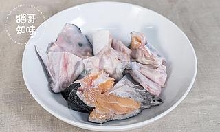 醬汁三文魚頭的做法步驟:1