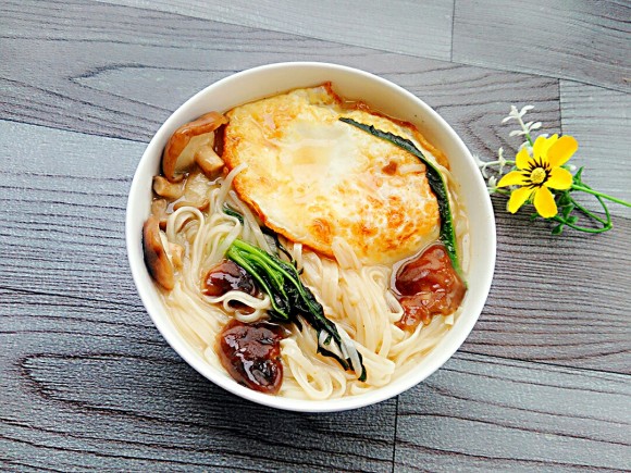 香菇荷包蛋熱湯面