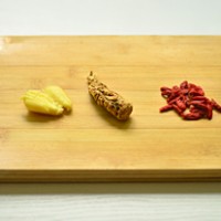 當(dāng)歸燉雞湯的做法圖解2