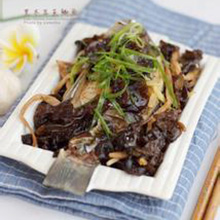 木耳清蒸鯽魚(yú)的做法