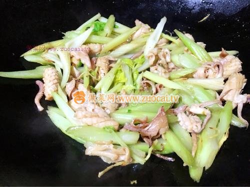 西芹炒魷魚(yú)的做法