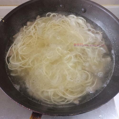 青菜肉絲炒面的做法