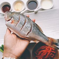 吃好一條魚？是煎、是炸、是燉？蔥油鱸魚，請跟我來學(xué)哦！的做法圖解3
