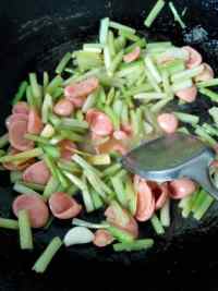 西芹炒火腿腸的做法步驟9