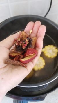 玉米蘿卜羊蝎子湯的做法步驟5