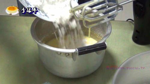 中空戚風(fēng)蛋糕8寸的做法