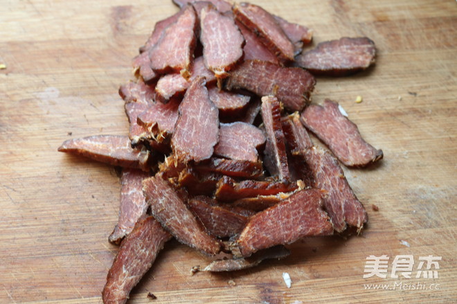 臘肉燜茭白的做法