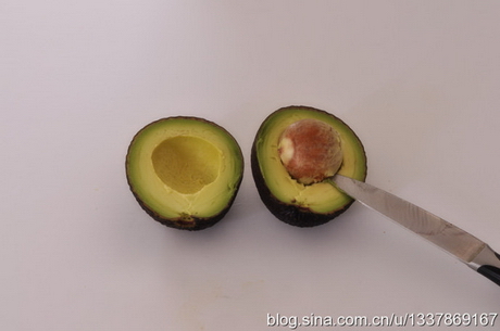 牛油果焗蛋的做法步驟2