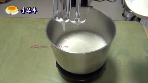 中空戚風(fēng)蛋糕8寸的做法