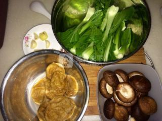 香菇燒油面筋的做法步驟：5