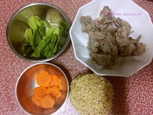 排骨湯面的做法