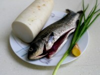 蘿卜絲鯽魚(yú)湯的做法步驟1