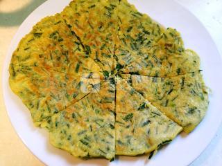 【從零學(xué)燒菜第一課】韭菜雞蛋餅的做法步驟：9