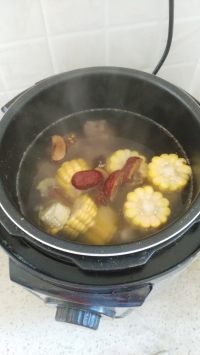 玉米蘿卜羊蝎子湯的做法步驟6