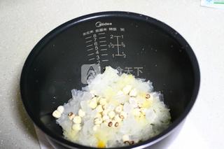 美容養(yǎng)顏的銀耳蓮子羹的做法步驟：2