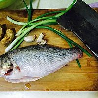 清蒸鱸魚(yú)的做法圖解1