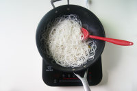 六招炒出足可舔盤(pán)的【彩椒扇貝丁炒米粉】的做法步驟8